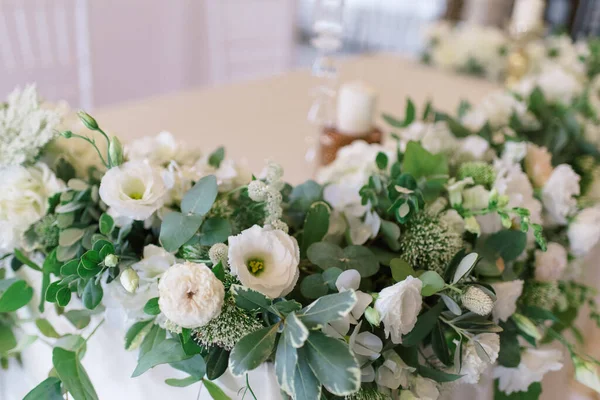 Düğün çiçeği aranjmanı masada.