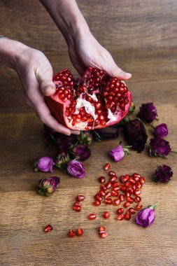 Ahşap bir arka planda olgun nar meyvesi..