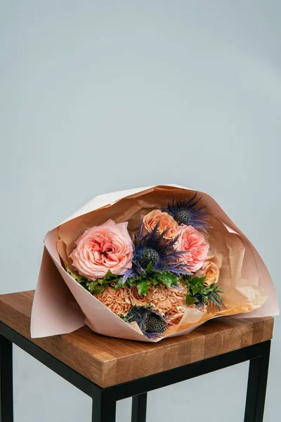 Bukett Med Blommor Persika Paket Trästol Ljus Bakgrund Rosa Nejlika — Stockfoto