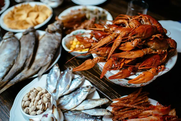 Vařené Raky Solené Ryby Uzené Ryby Hranolky Arašídy Občerstvení Bílých — Stock fotografie
