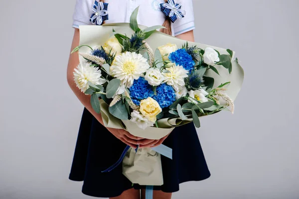 Bouquet Fleurs Emballé Dans Papier Beige Dans Les Mains Une — Photo