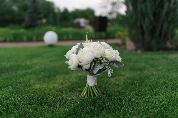 Bruiloft Bloemen Boeket Van Witte Pioenen Rozen Groene Achtergrond — Stockfoto