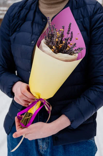 Liten Vacker Bukett Lavendel Gul Lila Förpackning Händerna Kvinnan — Stockfoto