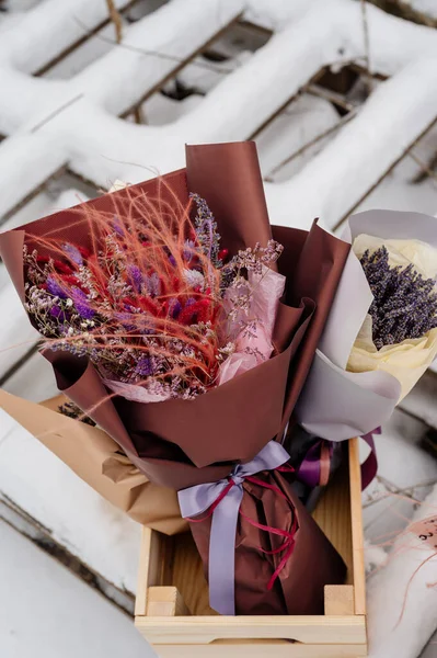 Mooi Boeket Van Lavendel Limonium Veren Gras Bruine Verpakking Achtergrond — Stockfoto