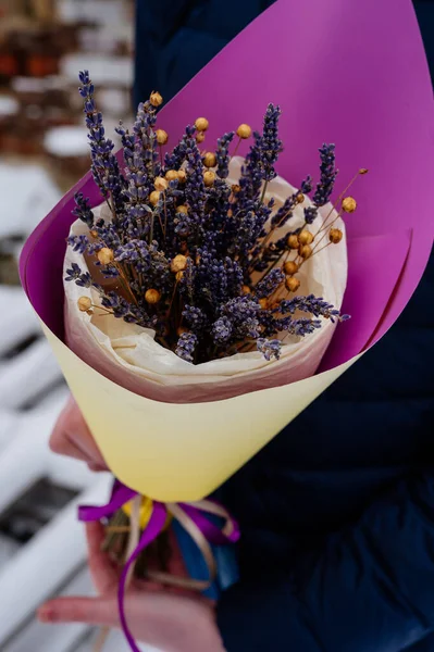 Liten Vacker Bukett Lavendel Gul Lila Förpackning Händerna Kvinnan — Stockfoto
