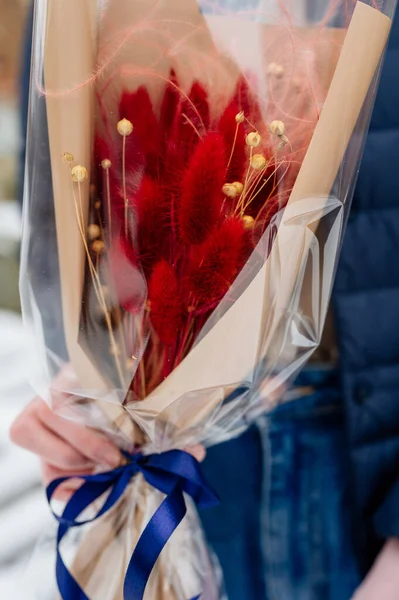 Vacker Bukett Lagurus Transparent Och Persika Färg Förpackning Händerna Kvinnan — Stockfoto