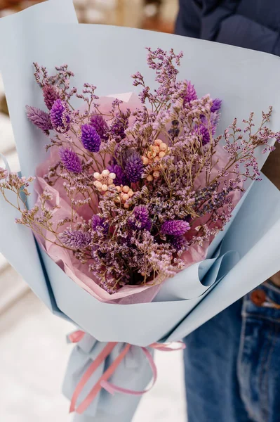 Όμορφο Μπουκέτο Λεβάντας Limonium Και Phalaris Γαλάζια Συσκευασία Στα Χέρια Εικόνα Αρχείου