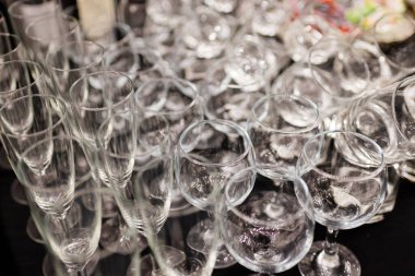 Siyah ahşap masanın üzerinde parlak kristal bardaklar.