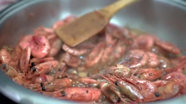 Os camarões fritam-se em uma panela em óleo de azeitona e molho de soja. HD — Vídeo de Stock