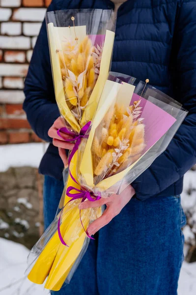 Två Små Vackra Bukett Lagurus Transparent Och Gul Lila Förpackning — Stockfoto