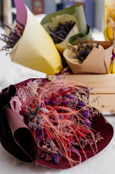 Vacker Bukett Lavendel Limonium Och Fjäder Gräs Brun Förpackning Bakgrunden — Stockfoto