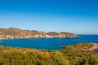 Bali, Ada Girit, Yunanistan, dağlar, Ege denizi, bitkiler ve plajlar ile güneşli bir gün. Bali - tatil beldesi, berrak turkuaz okyanus suları ile, Rethymno, Girit, Yunanistan.