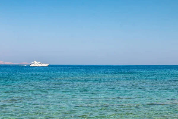 Boat Sailing Far Open Sea Yacht Sea Luxury Summer Adventure — Stock Photo, Image