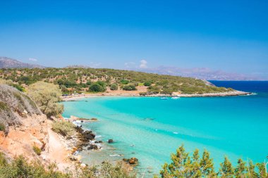 Girit, Yunanistan'ın en iyi plajlarından biri. Agios Nikolaos yakınlarındaki Voulisma plajı. Beyaz kum ve kayalar ile renkli plaj. Mavi gökyüzü ile tropikal turkuaz plaj. Yaz 2018