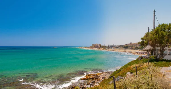 Yunan tatil - güzel Kokkini Hani, turkuaz deniz ile Arena plaj. Girit adası. Dağları olan cennet plajı. Seyahat turizmi geniş panorama arka plan konsepti.