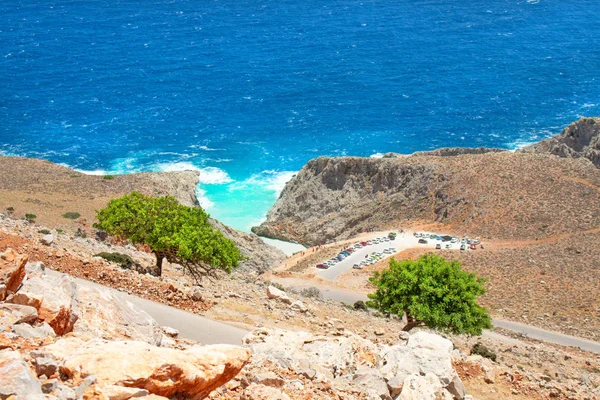 Girit'teki Seitan limania plajı, Yunanistan. Seyahat turizmgeniş panorama arka plan konsepti. Seitan Limania turkuaz su doğal manzara ile güzel plaj.