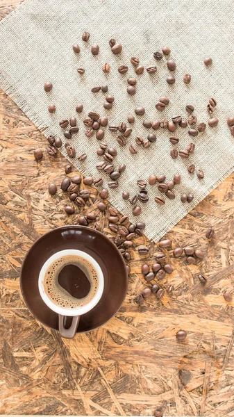 溺れるコーヒーカップ 木製の背景にギリシャのコーヒー トルコのコーヒーと豆 — ストック写真