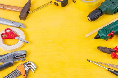 Sarı arka plan üzerinde kendiniz araçları yapın. Sarı ahşap arka plan üzerinde metin için kopya alanı ile Diy araçları. El işi ve el yapımı konsept için farklı araçlar. Onarım konsepti ve oluşturma teması.