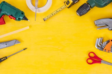 Diy kendiniz sarı arka plan üzerinde araçları yapın. Sarı ahşap arka plan üzerinde metin için kopya alanı ile Diy araçları. El işi ve el yapımı konsept için farklı araçlar. Onarım konsepti, üst görünüm Diy tema. 