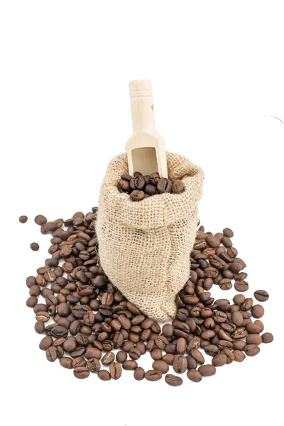豆と木製のスクープのコーヒー袋 白い背景に孤立したコーヒーバッグ 孤立したコーヒー豆 — ストック写真