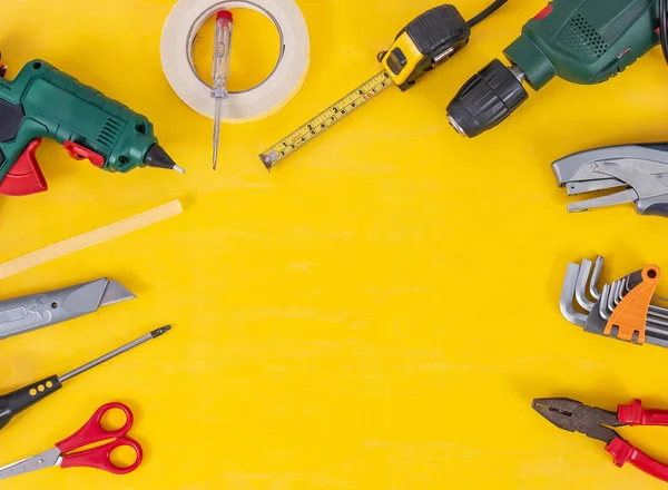 Diy kendiniz sarı arka plan üzerinde araçları yapın. Sarı ahşap arka plan üzerinde metin için kopya alanı ile Diy araçları. El işi ve el yapımı konsept için farklı araçlar. Onarım konsepti, üst görünüm Diy tema. 