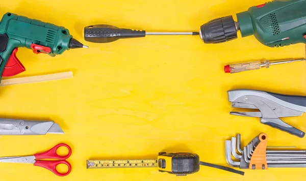 Diy kendiniz sarı arka plan üzerinde araçları yapın. Sarı ahşap arka plan üzerinde metin için kopya alanı ile Diy araçları. El işi ve el yapımı konsept için farklı araçlar. Onarım konsepti, üst görünüm Diy tema. 