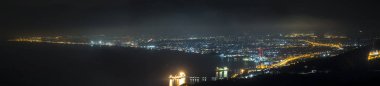 Geceleri Heraklion Panoraması. Şehrin gece ışıklarıyla deniz. Hd Heraklion, Girit, Ammoudara, Yunanistan. Şehir manzarası 