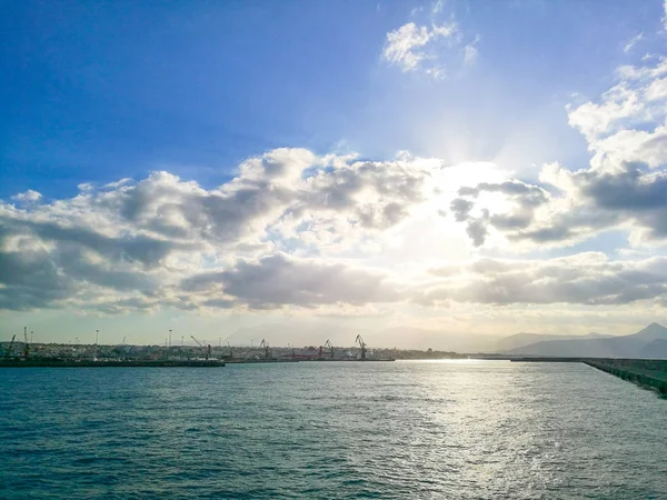 クレタ島のヘラクライオン港雲と太陽の光で空を — ストック写真