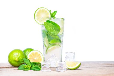 Taze limonlu mojito kokteyli, nane yaprakları ve ahşap zemin üzerinde şeffaf bir bardakta buz küpleri. İçecekleri tazeliyorum. Beyaz arkaplanda izole.