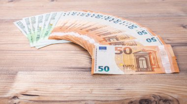 Euro banknotları. 50 Euro para. Para finansmanı sektörü konsepti. Tahta arka planda nakit para.