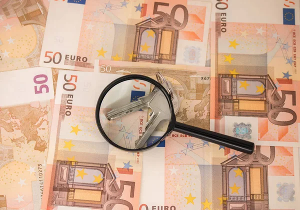 Háttér Europénzzel Nagyító Kulcsokra Koncentrált Eurobankjegyek Euro — Stock Fotó