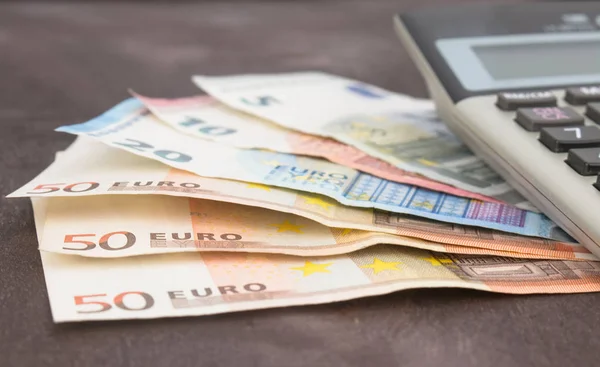 Billetes Monedas Con Calculadora Billetes Euros Sobre Fondo Madera Foto — Foto de Stock