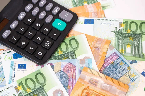 Primer Plano Calculadora Sobre Billetes Euros Billetes Dinero Euros Pagar —  Fotos de Stock