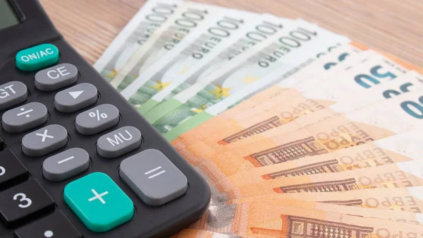 Finanzas Concepto Presupuesto Calculadora Dinero Euros Escritorio Madera — Foto de Stock