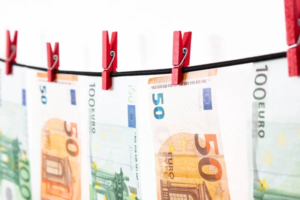 Fehér Háttérrel Rendelkező Ruhaszárítón Lógó Eurobankjegyek Euró Pénz Piros Ruhás — Stock Fotó