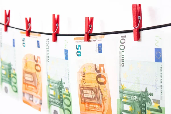 Fehér Háttérrel Rendelkező Ruhaszárítón Lógó Eurobankjegyek Euró Pénz Piros Ruhás — Stock Fotó