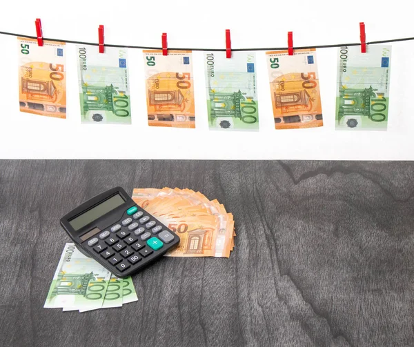 Billetes Euros Colgando Tendedero Dinero Euros Calculadora Sobre Fondo Madera —  Fotos de Stock