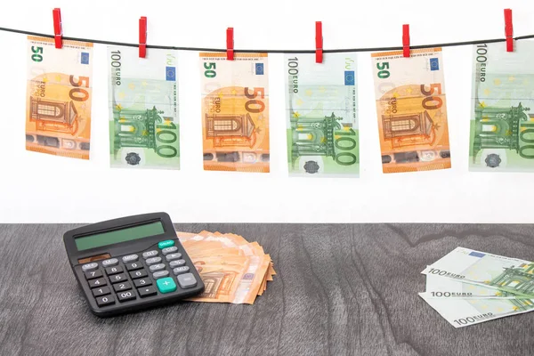 Billetes Euros Colgando Tendedero Dinero Euros Calculadora Sobre Fondo Madera —  Fotos de Stock