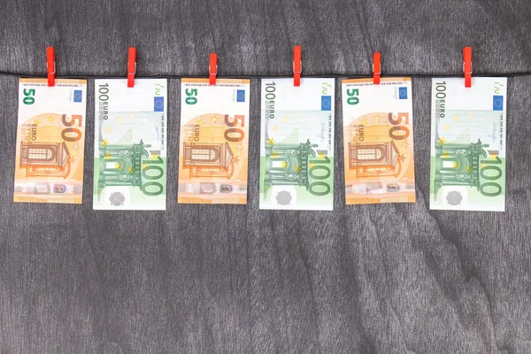 Szürke Hátterű Ruhaszárítókötélen Lógó Eurobankjegyek Euró Pénz Piros Ruhás Szegekkel — Stock Fotó