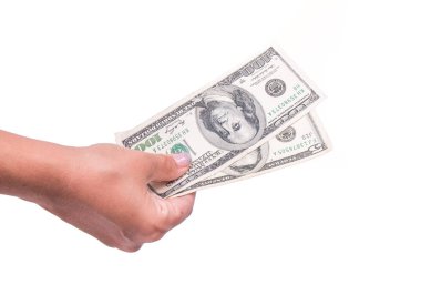 İnsan eli para tutar, dolar banknotlarını paylaşır. Beyaz arka planda izole edilmiş. Finansal, para değişimi ve bağış konseptleri olarak dolar vermek.