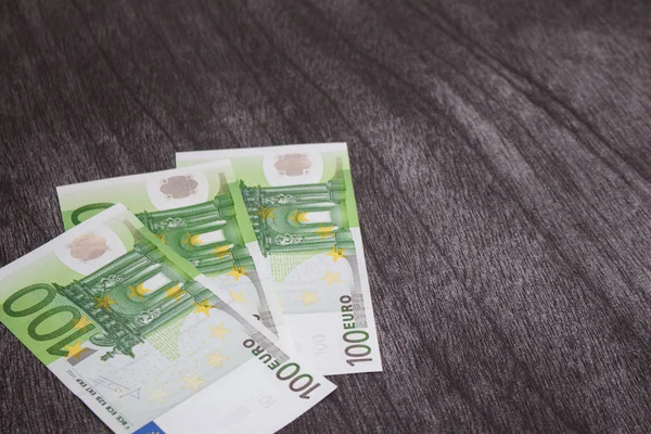 Banknoty Euro Ciemnym Drewnianym Tle 100 Euro — Zdjęcie stockowe