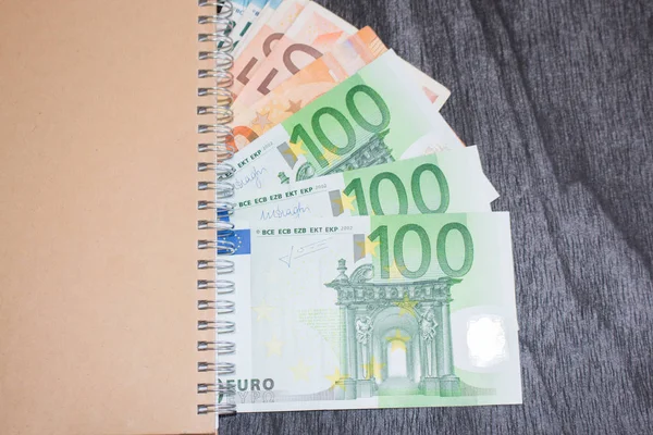 Jegyzetfüzet Pénz Asztalon Jegyzetfüzet Eurobankjegyek Sötét Fából Készült Háttérrel Üzleti — Stock Fotó