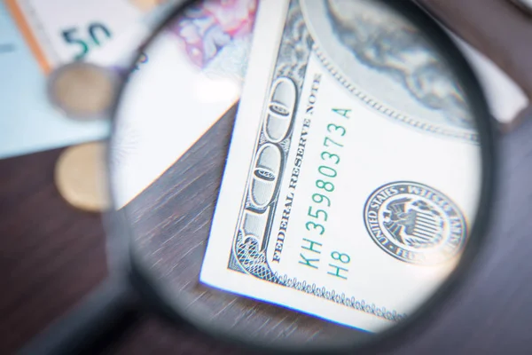 Büyüteç, Avro, Dolar, hatırlama banknotları ve çıkartma kağıtları üzerinde yoğunlaştı. Euro sembolü.