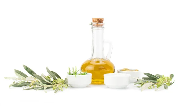 Bir şişe kaliteli saf zeytinyağı, limon ve beyaz arka planda izole edilmiş zeytin dalı..