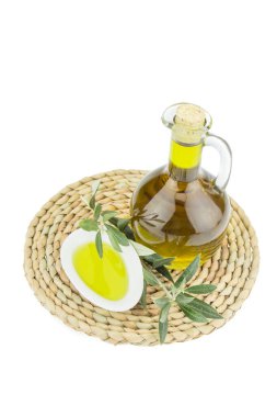Zeytin yağı şişesi ve zeytin dalı uzatılmış kase. Bakir zeytinyağı. Doğal zeytinyağı, sağlıklı yiyecekler. Doğal Akdeniz yiyeceği. Ekmek batırma.