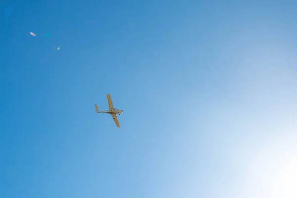 Avión Vuela Cielo Azul Copiar Espacio Para Texto — Foto de Stock