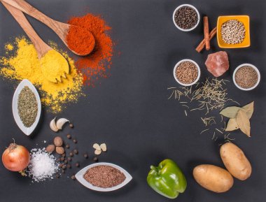 Taze sebzeler, Baharatlar ve otlar koyu arka plan üzerinde dağınık. Yemek pişirmek için doğal ve biyo malzemeler. Kayrak tepsisinde organik ürünler. Metniniz için üst görünüm ve kopyalama alanı.