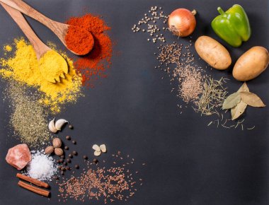 Taze sebzeler, Baharatlar ve otlar koyu arka plan üzerinde dağınık. Yemek pişirmek için doğal ve biyo malzemeler. Kayrak tepsisinde organik ürünler. Metniniz için üst görünüm ve kopyalama alanı.