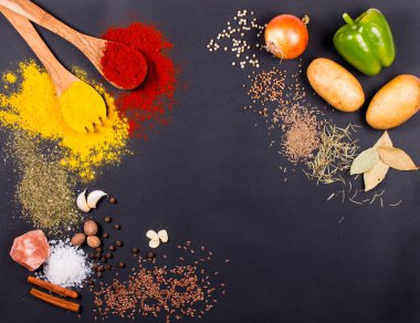 Taze sebzeler, Baharatlar ve otlar koyu arka plan üzerinde dağınık. Yemek pişirmek için doğal ve biyo malzemeler. Kayrak tepsisinde organik ürünler. Metniniz için üst görünüm ve kopyalama alanı.