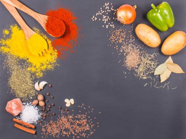 Taze sebzeler, Baharatlar ve otlar koyu arka plan üzerinde dağınık. Yemek pişirmek için doğal ve biyo malzemeler. Kayrak tepsisinde organik ürünler. Metniniz için üst görünüm ve kopyalama alanı.